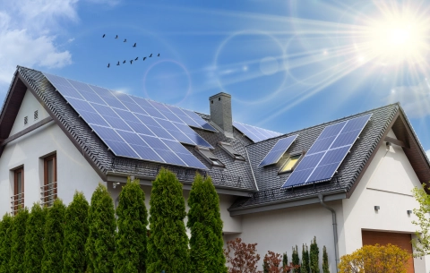 Einfamilienhaus mit sehr vielen Solarpanelen auf dem Dach.